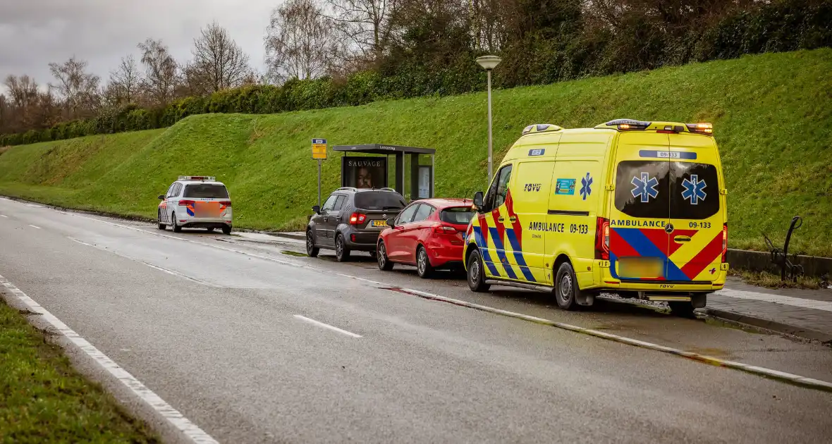 Twee auto's botsen nabij stoplicht - Foto 2