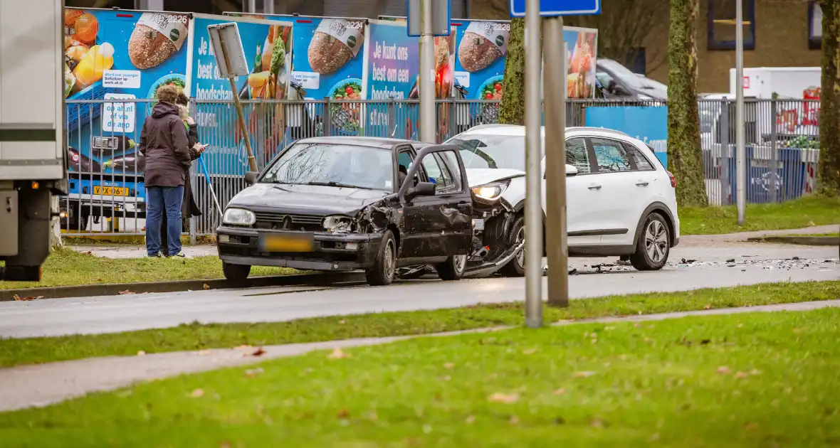 Flinke schade bij aanrijding op industrieterrein De Isselt - Foto 1