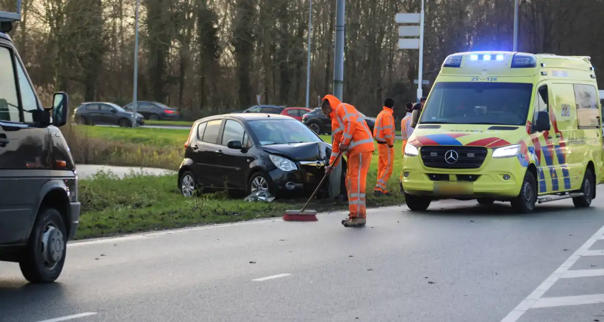 Bestuurster botst frontaal tegen lantaarnpaal