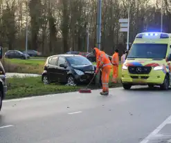 Bestuurster botst frontaal tegen lantaarnpaal