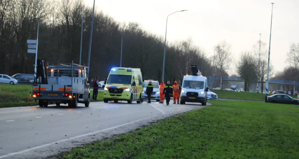 Bestuurster botst frontaal tegen lantaarnpaal - Foto 1