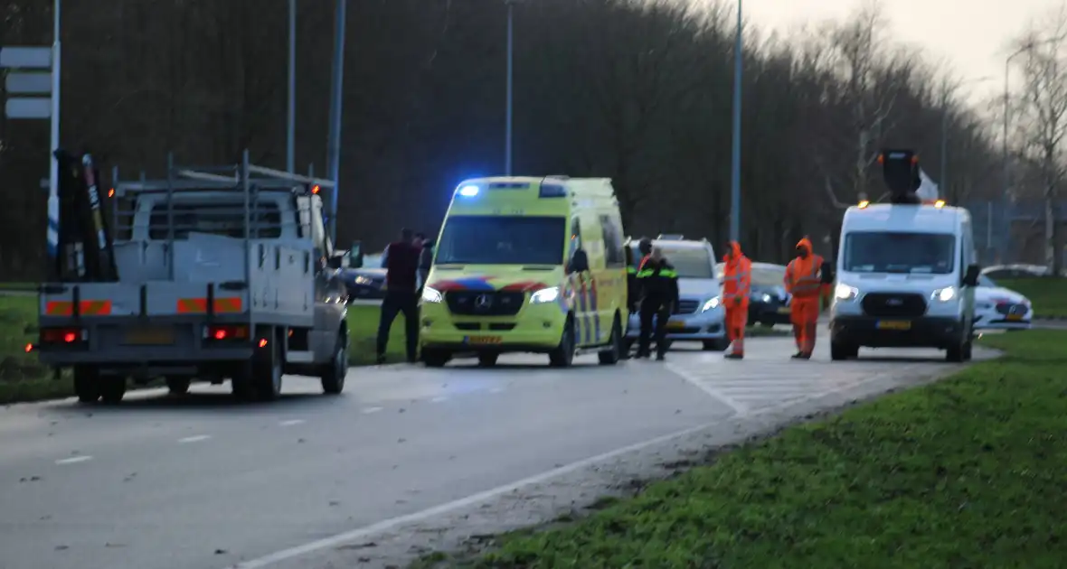 Bestuurster botst frontaal tegen lantaarnpaal - Foto 2