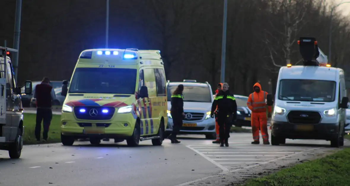 Bestuurster botst frontaal tegen lantaarnpaal - Foto 3