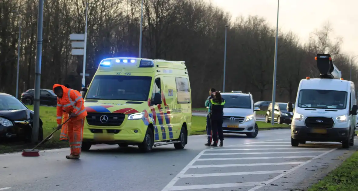 Bestuurster botst frontaal tegen lantaarnpaal - Foto 4