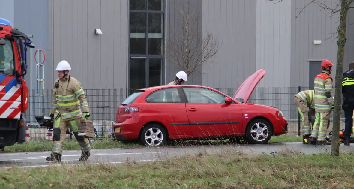 Dure BMW zwaar beschadigd na aanrijding - Foto 1