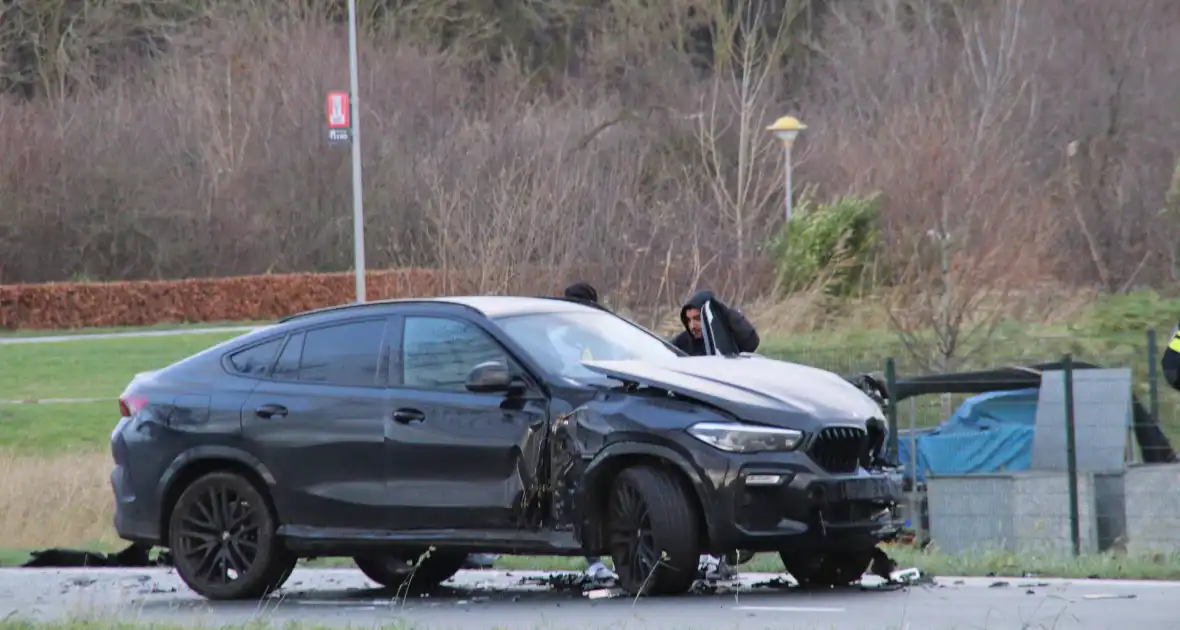 Dure BMW zwaar beschadigd na aanrijding - Foto 10