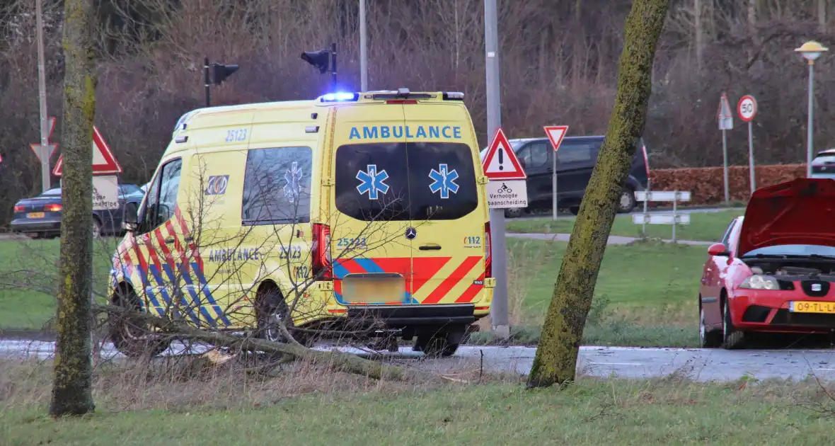 Dure BMW zwaar beschadigd na aanrijding - Foto 11