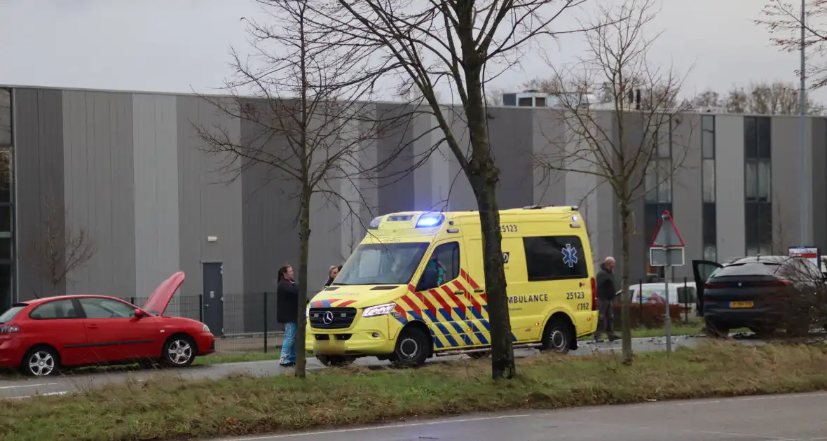 Dure BMW zwaar beschadigd na aanrijding - Foto 2