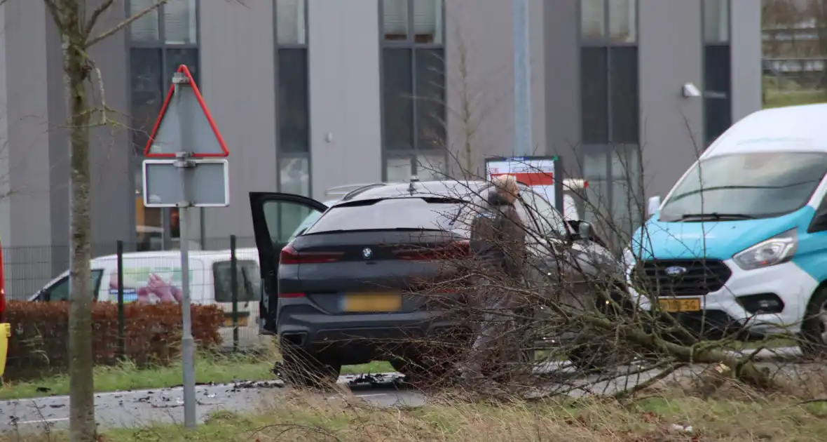 Dure BMW zwaar beschadigd na aanrijding - Foto 3