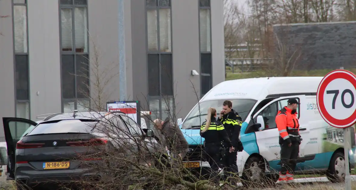 Dure BMW zwaar beschadigd na aanrijding - Foto 4