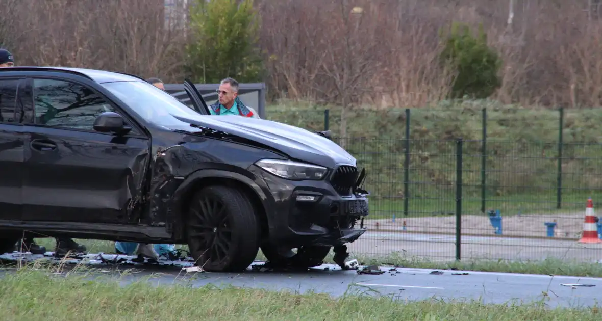 Dure BMW zwaar beschadigd na aanrijding - Foto 5