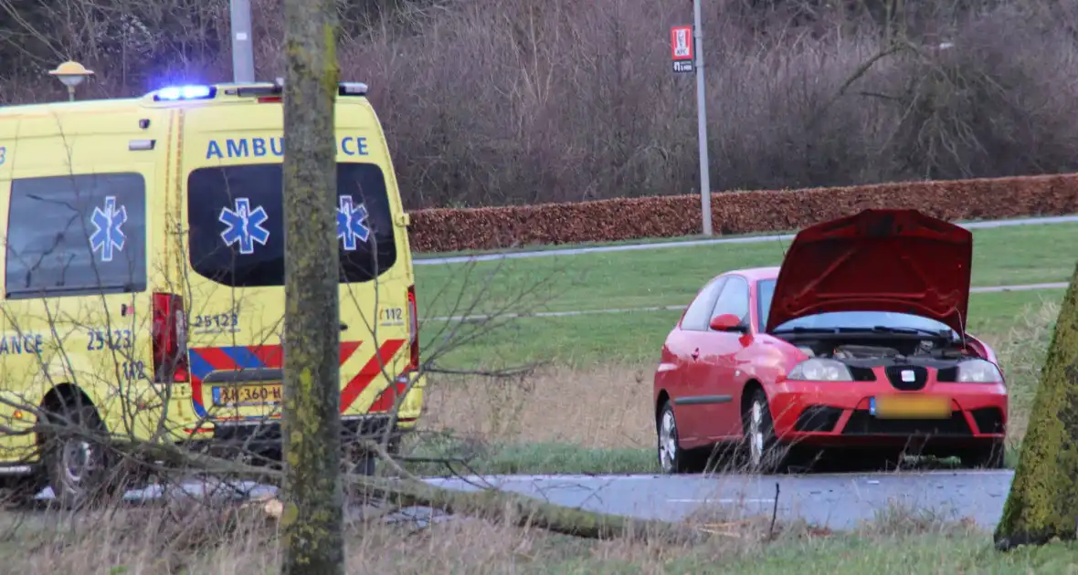 Dure BMW zwaar beschadigd na aanrijding - Foto 6