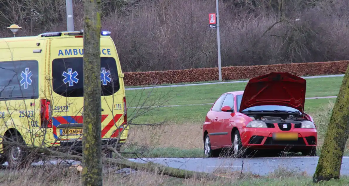 Dure BMW zwaar beschadigd na aanrijding - Foto 7