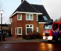 Brandweer verwijdert stellage en zonnepanelen van dak