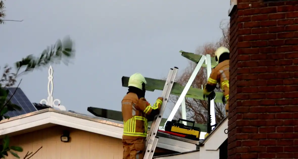 Brandweer verwijdert stellage en zonnepanelen van dak - Foto 11