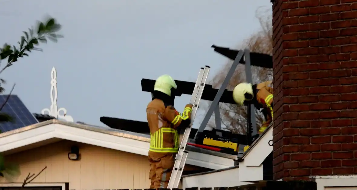 Brandweer verwijdert stellage en zonnepanelen van dak - Foto 5