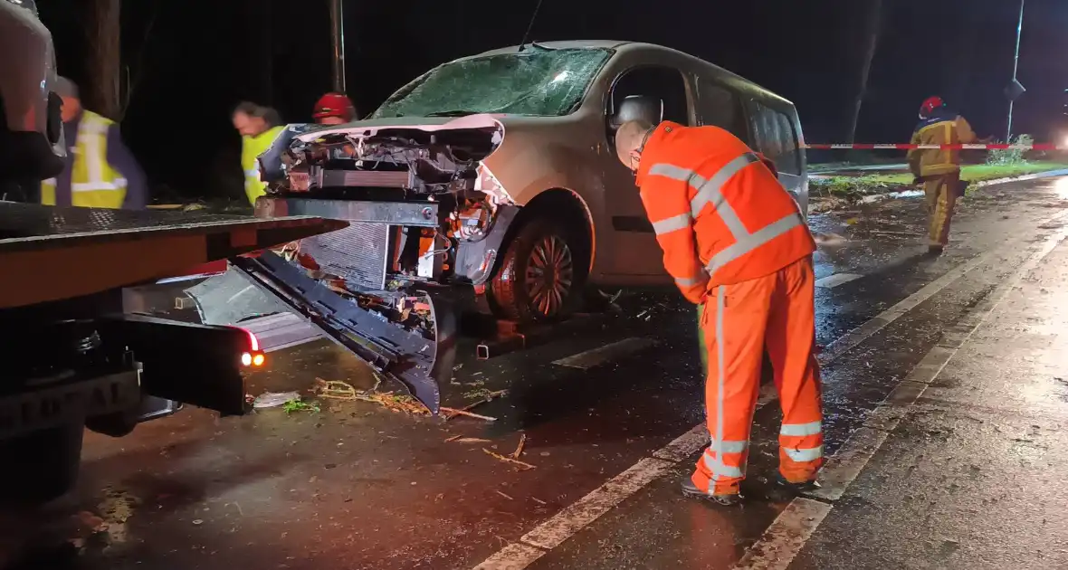 Voertuigen zwaar beschadigd door omgevallen boom - Foto 3