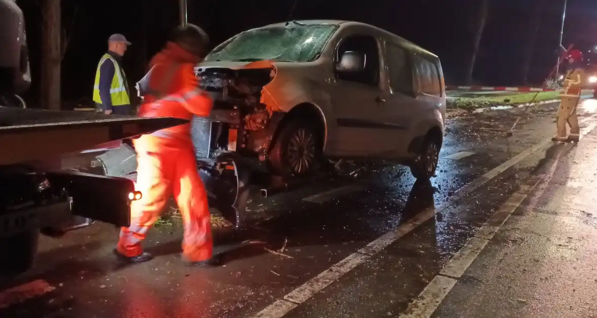 Voertuigen zwaar beschadigd door omgevallen boom - Foto 4