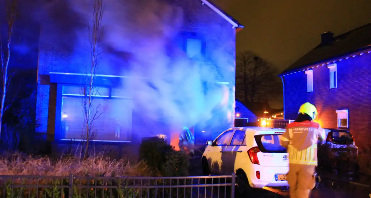 Brandweer ingezet voor uitslaande woningbrand - Foto 1