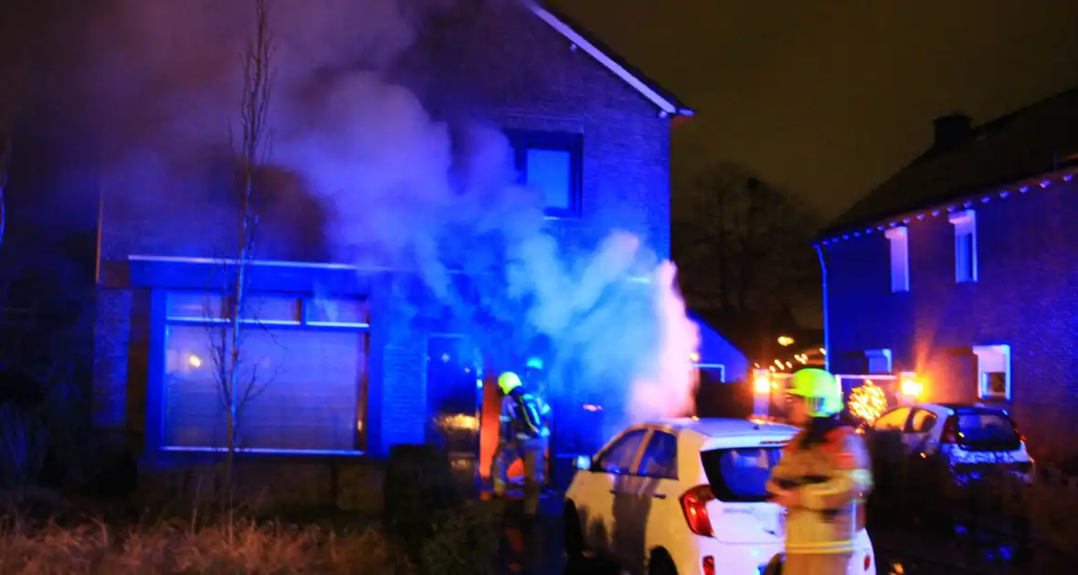 Brandweer ingezet voor uitslaande woningbrand - Foto 3