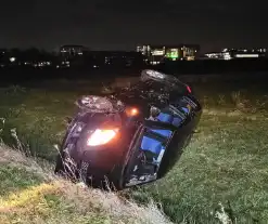 Auto belandt op zijkant in sloot na botsing met vrachtwagen