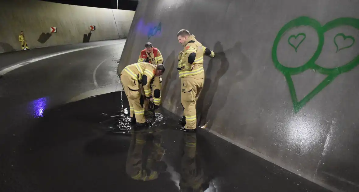 Brandweer verhelpt wateroverlast in tunnel