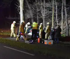 Auto klapt frontaal op boom, traumahelikopter ingezet