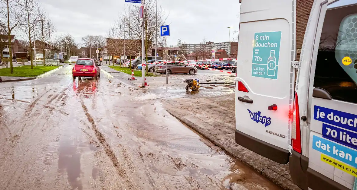 Straat blank door waterleidingbreuk