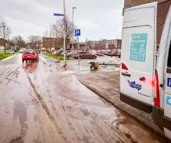 Straat blank door waterleidingbreuk