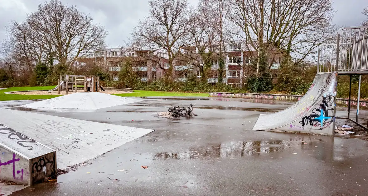 Scooter brandt volledig uit op skatepark