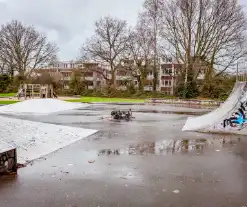 Scooter brandt volledig uit op skatepark