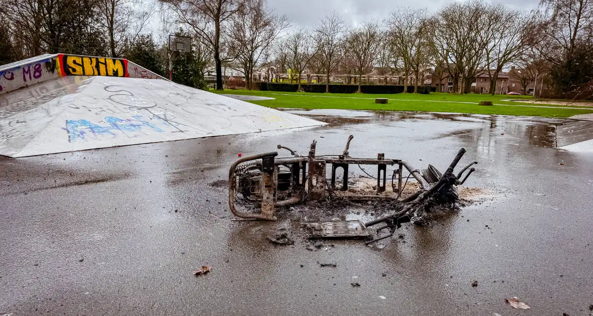 Scooter brandt volledig uit op skatepark - Foto 2