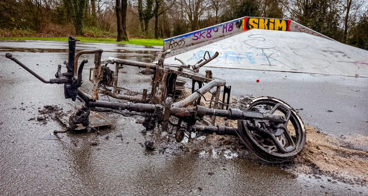 Scooter brandt volledig uit op skatepark - Foto 3