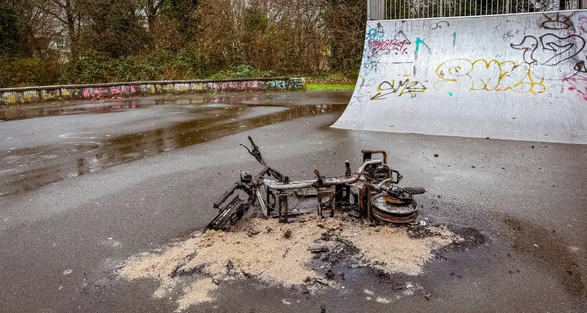 Scooter brandt volledig uit op skatepark - Foto 4