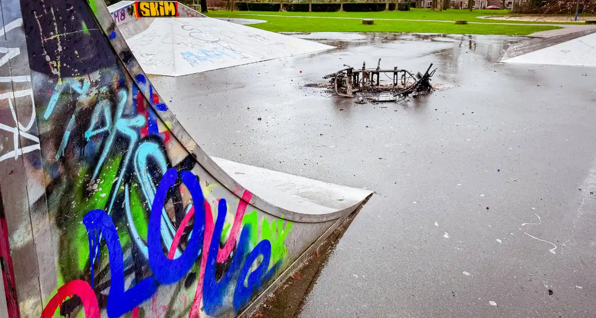 Scooter brandt volledig uit op skatepark - Foto 5