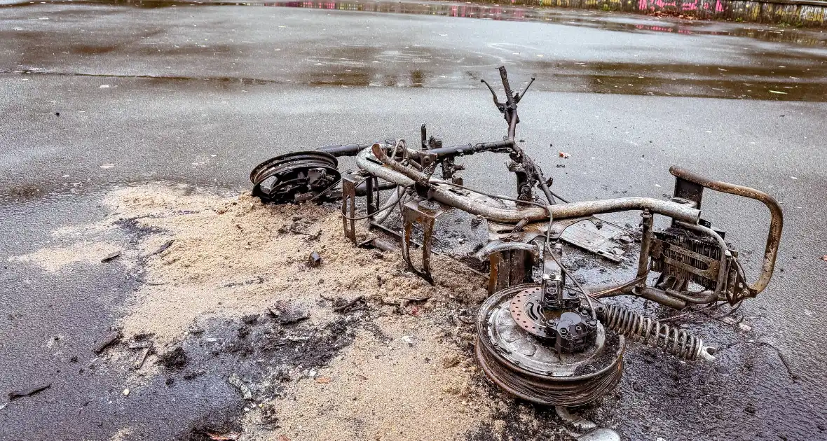 Scooter brandt volledig uit op skatepark - Foto 6