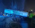 Vrachtwagenchauffeur verliest macht over stuur en belandt in sloot