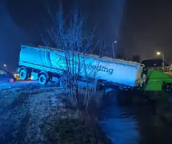 Vrachtwagenchauffeur verliest macht over stuur en belandt in sloot