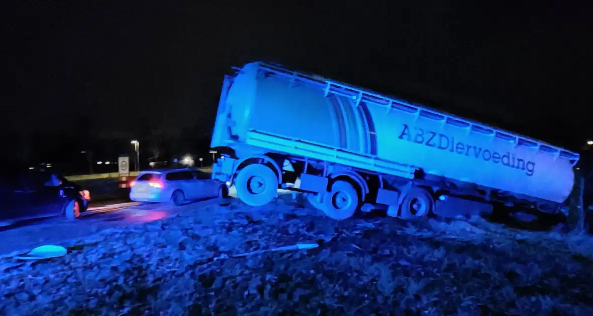 Vrachtwagenchauffeur verliest macht over stuur en belandt in sloot - Foto 3