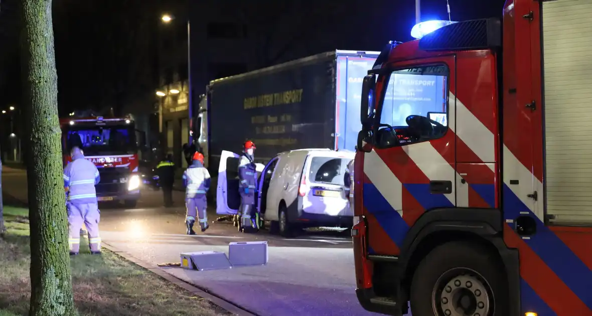 Bestuurder bestelauto rijdt achterom vrachtwagentrailer