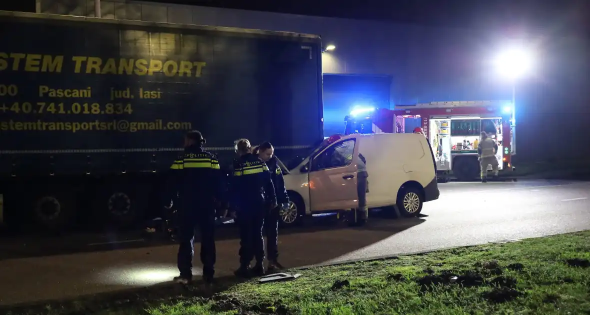 Bestuurder bestelauto rijdt achterom vrachtwagentrailer - Foto 1