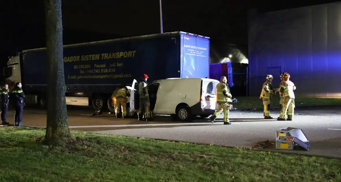 Bestuurder bestelauto rijdt achterom vrachtwagentrailer - Foto 2