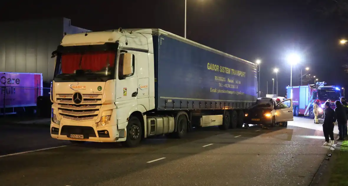 Bestuurder bestelauto rijdt achterom vrachtwagentrailer - Foto 3