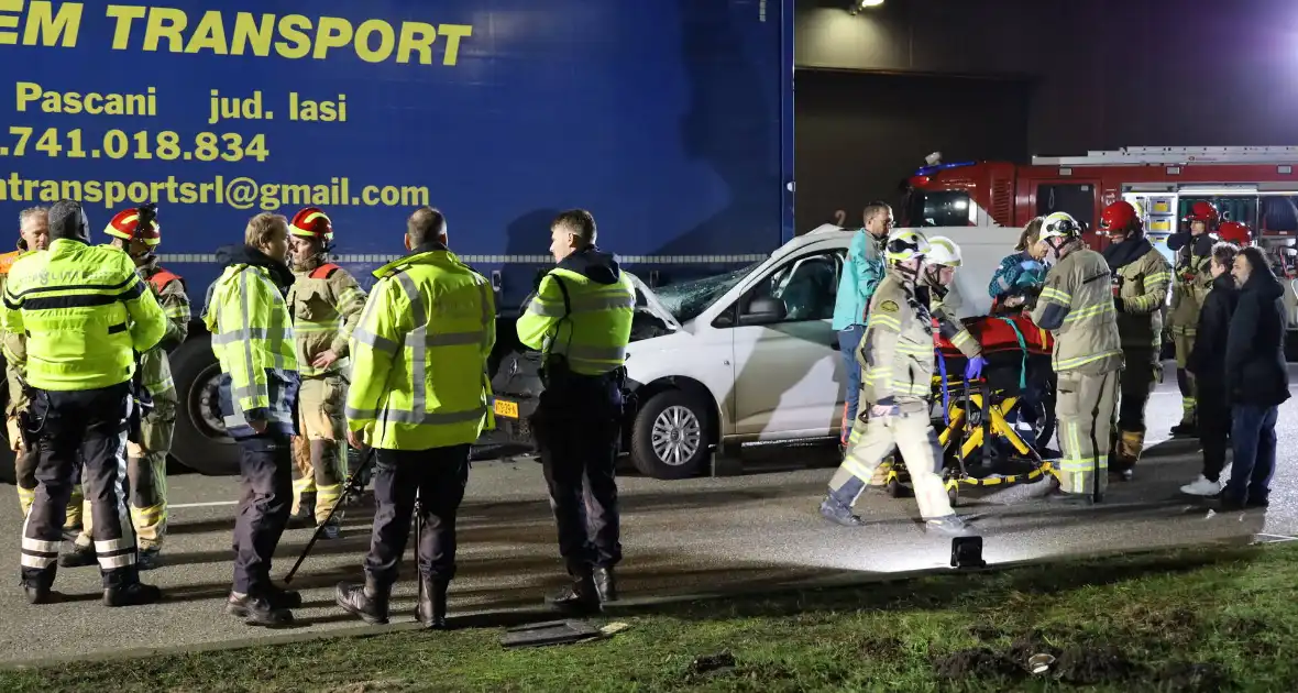 Bestuurder bestelauto rijdt achterom vrachtwagentrailer - Foto 5