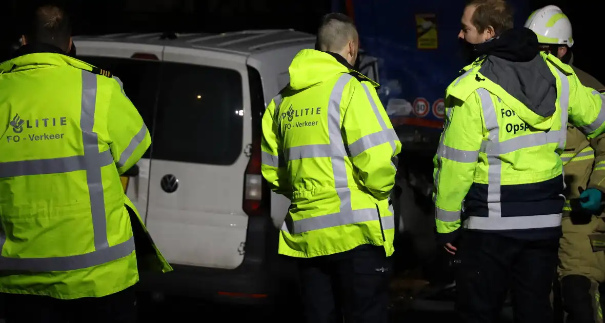 Bestuurder bestelauto rijdt achterom vrachtwagentrailer - Foto 7