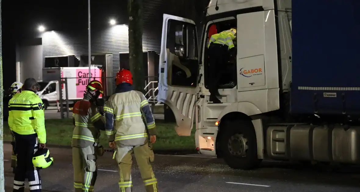 Bestuurder bestelauto rijdt achterom vrachtwagentrailer - Foto 9