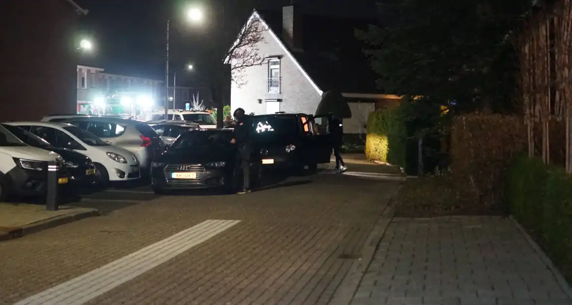 Man zit gewond op dak van schuur na mogelijk steekincident - Foto 1