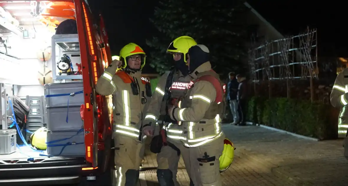 Man zit gewond op dak van schuur na mogelijk steekincident - Foto 15