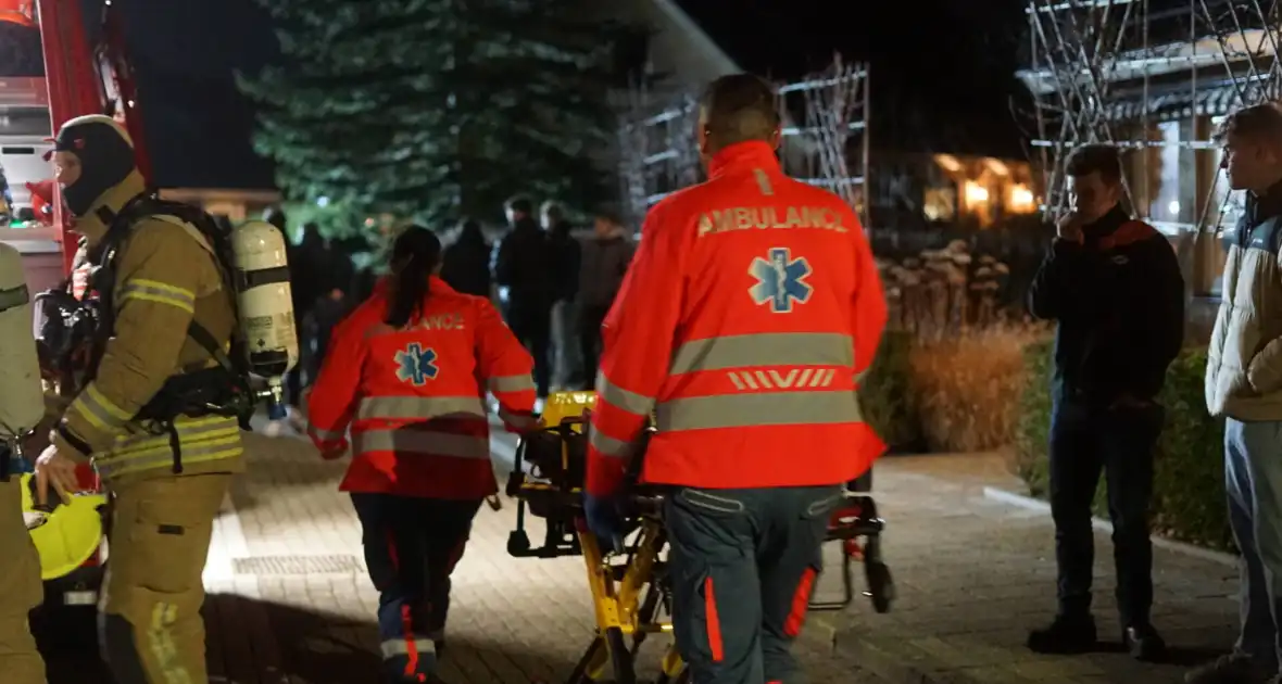 Man zit gewond op dak van schuur na mogelijk steekincident - Foto 18