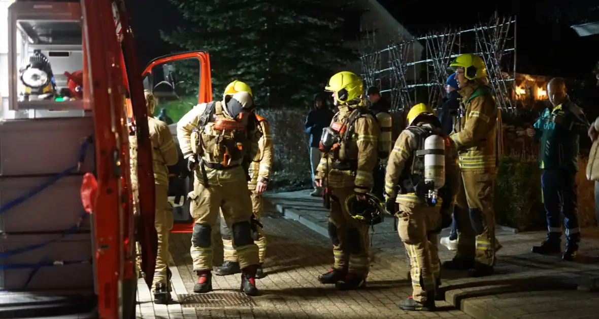 Man zit gewond op dak van schuur na mogelijk steekincident - Foto 20